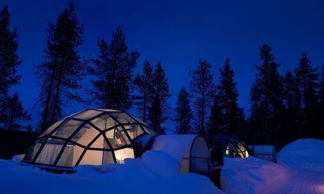 Az északi fényekre néző finnországi üveg iglu