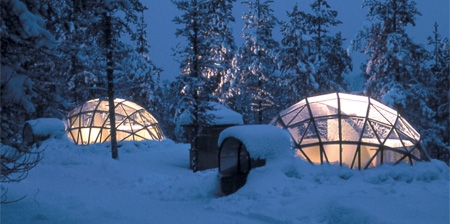 Szklane iglo w Finlandii z widokiem na zorzę polarną