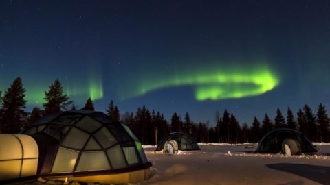 Iglus de vidro na Finlândia com vista para a aurora boreal