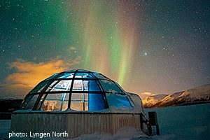 Finlandiya'da kuzey ışıklarına bakan cam iglolar