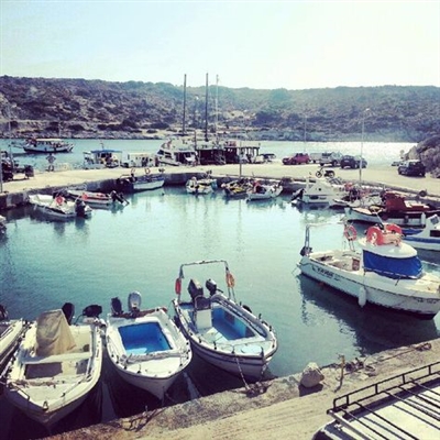 Rhodes atau Kreta: apa pilihan terbaik untuk liburan di tahun 2021?