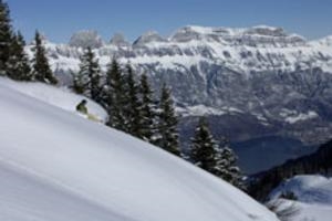 V Taliansku sa začala letná lyžiarska sezóna, komu chýba sneh?