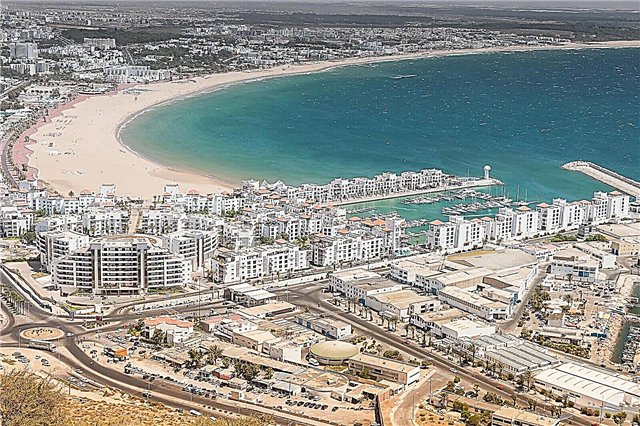 العطل في أكادير عام 2021: استعراض والأسعار والشواطئ