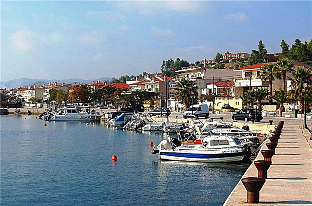 30 popular resorts of the Halkidiki peninsula