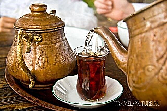 ヨルダンの本格的なアラブ料理とその何世紀も前の食材、写真
